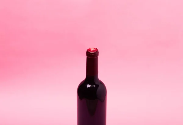 Bottiglia Vino Rosso Sfondo Rosa — Foto Stock