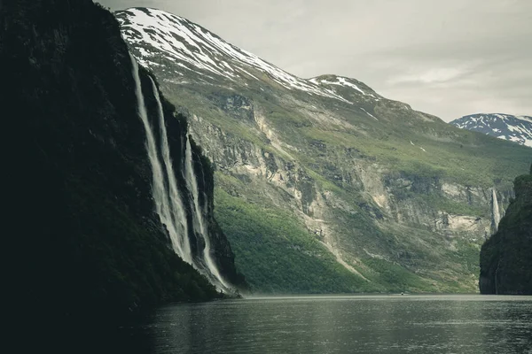 Dağlar Yeşil Çimlerle Norveç Manzarası — Stok fotoğraf