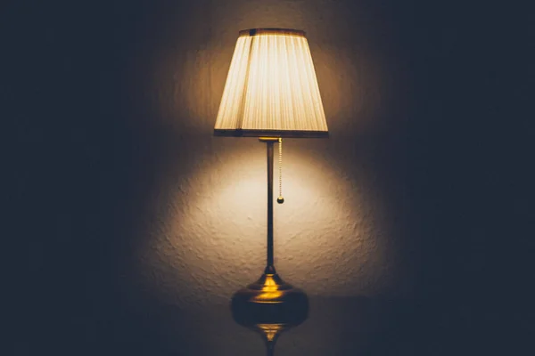 Lampe Auf Einem Holzhintergrund — Stockfoto