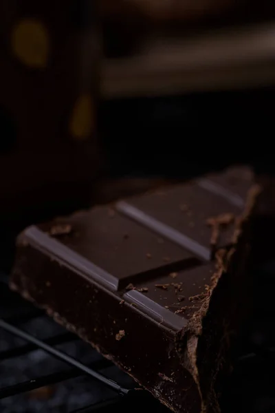 Barras Chocolate Con Nueces Sobre Fondo Oscuro — Foto de Stock
