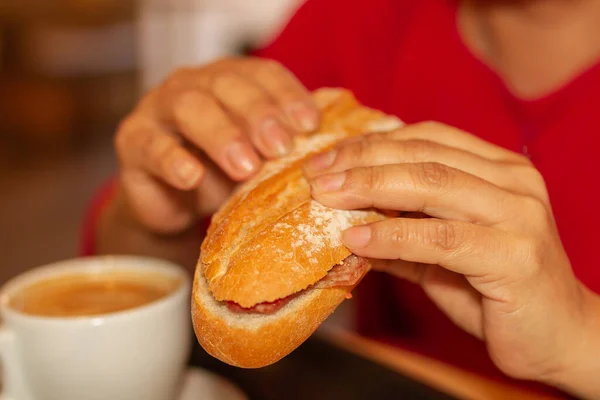 Mãos Mulher Segurando Delicioso Pão Com Uma Xícara Café — Fotografia de Stock