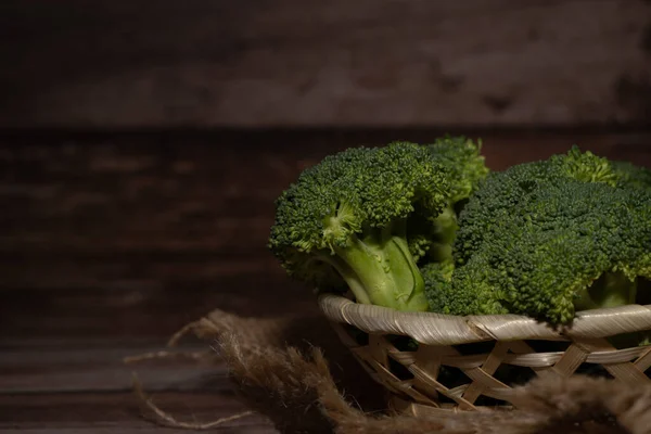 Frisk Grøn Broccoli Træbaggrund - Stock-foto