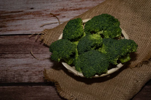 Broccoli Verdi Freschi Fondo Legno — Foto Stock
