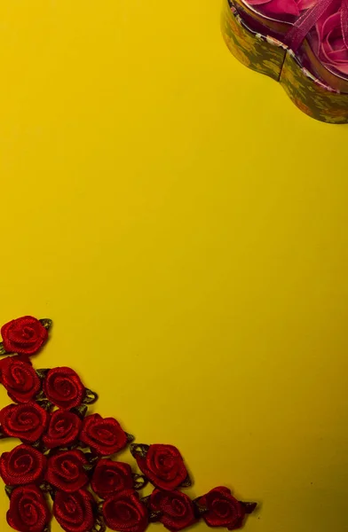 Rosas Rojas Sobre Fondo Amarillo — Foto de Stock