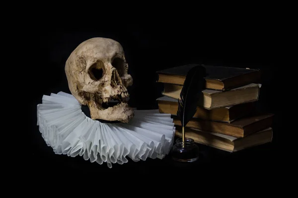 Naturaleza Muerta Con Cráneo Libro Sobre Fondo Negro — Foto de Stock