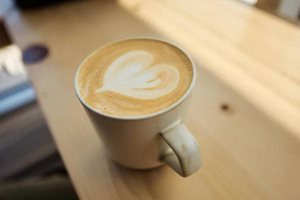 Secangkir Kopi Cappuccino Dengan Seni Latte Atas Meja Kayu — Stok Foto
