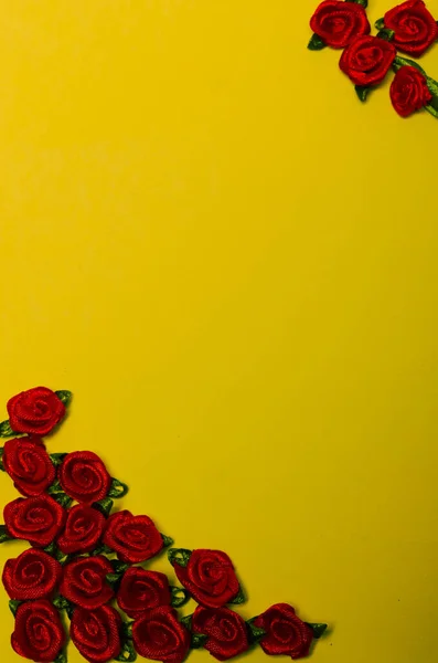 Κόκκινα Τριαντάφυλλα Κίτρινο Φόντο — Φωτογραφία Αρχείου