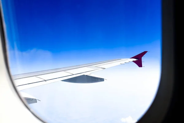 飛行機の翼と青い空と雲 — ストック写真