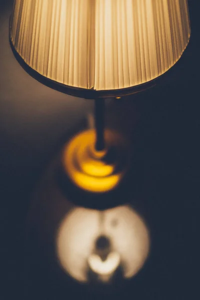 Lámpara Sobre Una Mesa Madera — Foto de Stock