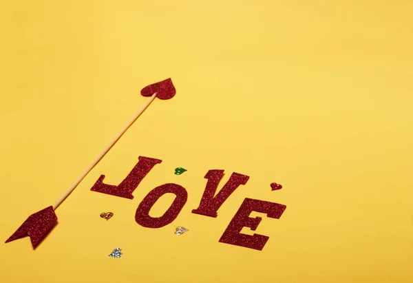 Słowo Miłości Żółtym Tle — Zdjęcie stockowe