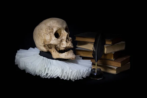 Naturaleza Muerta Con Cráneo Libro Sobre Fondo Negro — Foto de Stock
