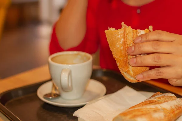 Frau Isst Croissant Mit Heißem Kaffee Und Tee Café — Stockfoto