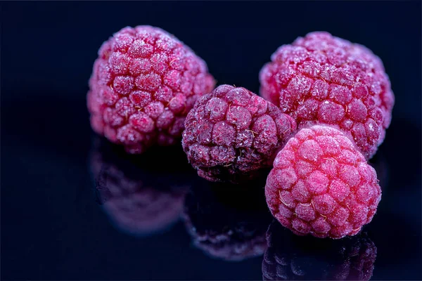 Framboises Congelées Sur Fond Noir — Photo