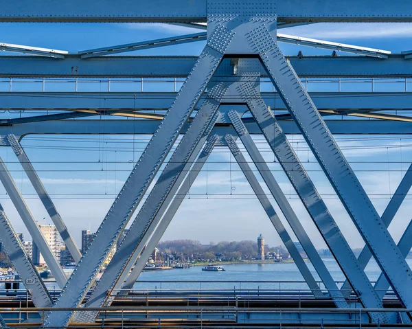Brücke Über Den Fluss Der Stadt — Stockfoto