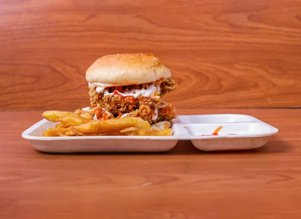 Burger Μοσχάρι Τυρί Και Ντομάτα Κρεμμύδι Και Μαρούλι — Φωτογραφία Αρχείου