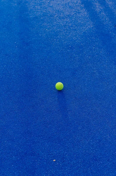 Teniszlabda Kék Háttér — Stock Fotó