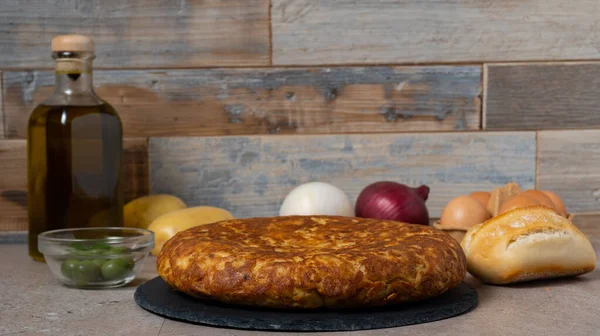 Hembakat Bröd Med Ost Och Grönsaker Ett Träbord — Stockfoto