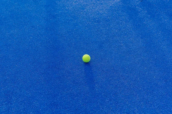 파란색 바탕에 테니스 — 스톡 사진