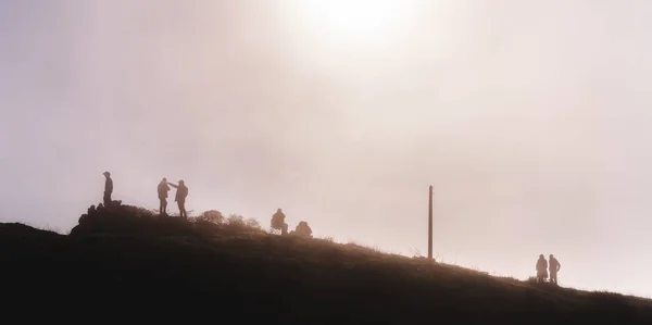 Silhouette Eines Mannes Mit Rucksack Vor Dem Hintergrund Der Berge — Stockfoto