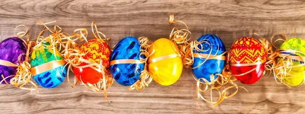 Πολύχρωμα Πασχαλινά Αυγά Ξύλινο Φόντο — Φωτογραφία Αρχείου