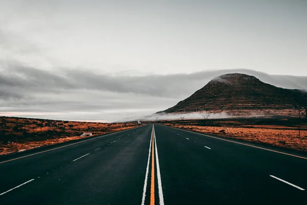 Dağlarda Yol — Stok fotoğraf