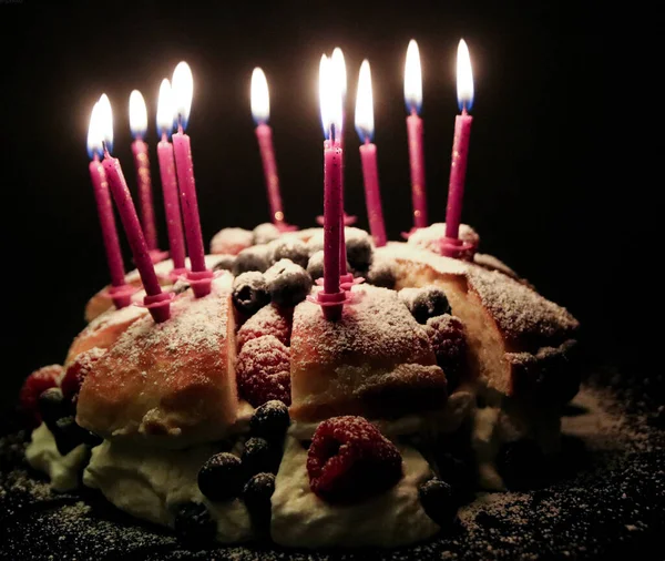 Gâteau Anniversaire Avec Des Bougies Sur Fond Sombre — Photo