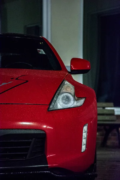 赤い車のヘッドライトとクローズアップ — ストック写真
