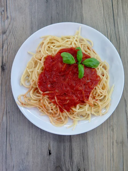 토마토 소스와 바질을 곁들인 스파게티 — 스톡 사진
