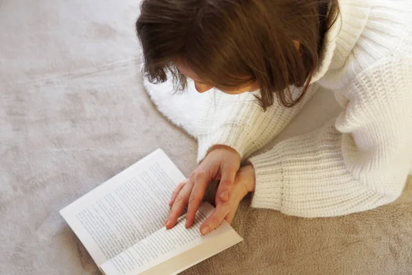 Mulher Leitura Livro Sofá — Fotografia de Stock