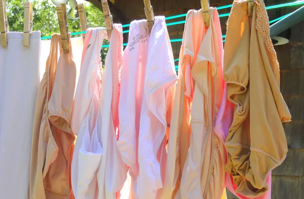 Kleding Hangend Aan Een Touw Een Rij — Stockfoto