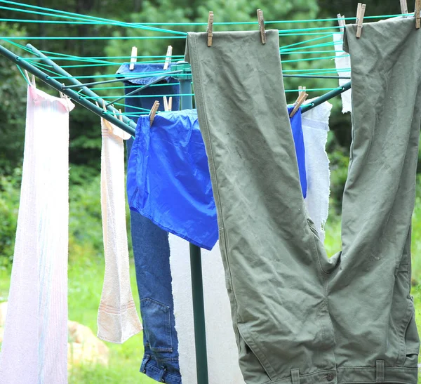 Çamaşır Giysileri Çamaşır Ipine Asılı — Stok fotoğraf