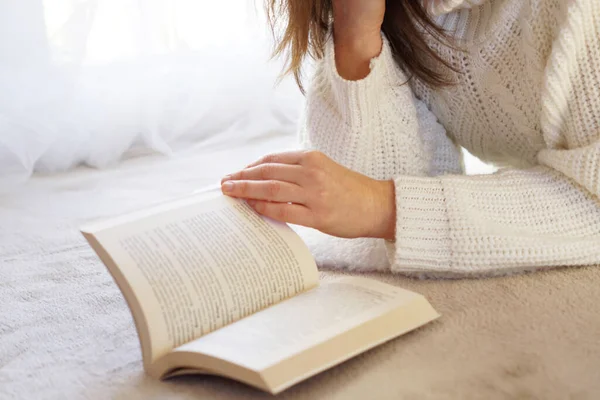 Νεαρή Γυναίκα Διαβάζει Βιβλίο Στον Καναπέ Στο Σπίτι — Φωτογραφία Αρχείου