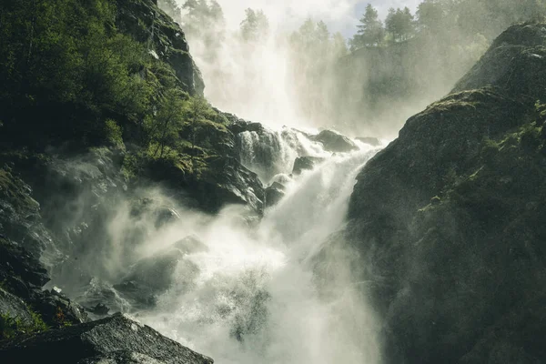 Bela Cachoeira Nas Montanhas — Fotografia de Stock