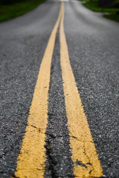 白のストライプでアスファルト道路 — ストック写真