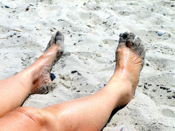 Ноги Мужской Руки Пляже — стоковое фото