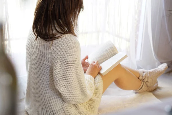 Jovem Mulher Lendo Livro Quarto — Fotografia de Stock