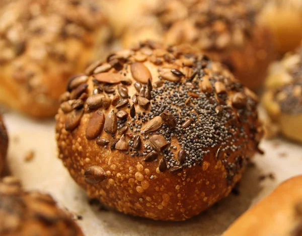 Pane Appena Sfornato Con Semi Sesamo — Foto Stock