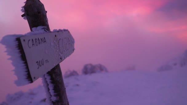 Träskylt Bergen Vid Solnedgången Vintern — Stockvideo