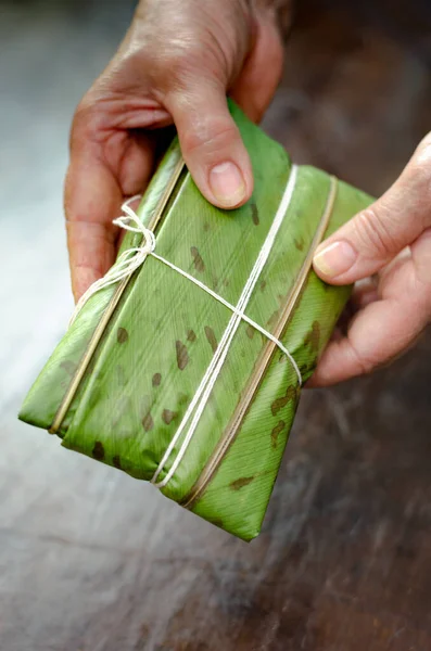 Primo Piano Della Mano Una Persona Che Tiene Riso Verde — Foto Stock