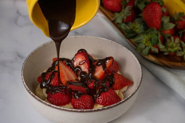 草莓甜点加草莓和巧克力 — 图库照片