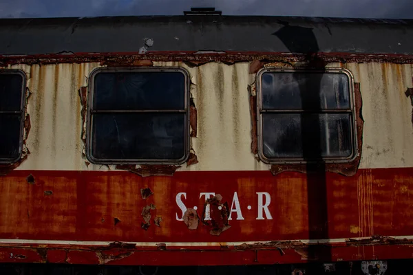 Velho Sujo Carro Cidade — Fotografia de Stock