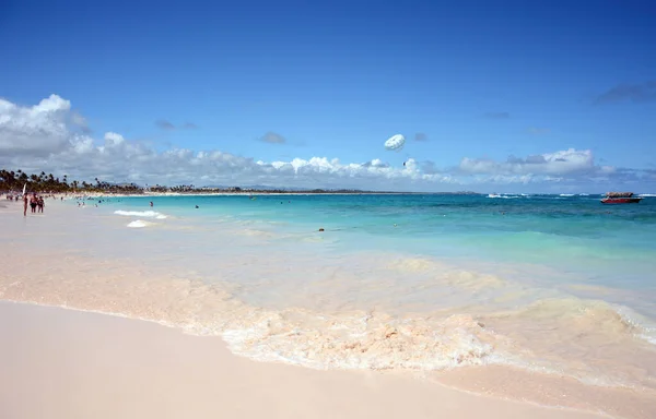 Belle Plage Avec Ciel Bleu — Photo