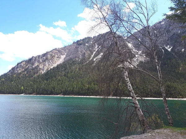 湖と山の美しい風景 — ストック写真