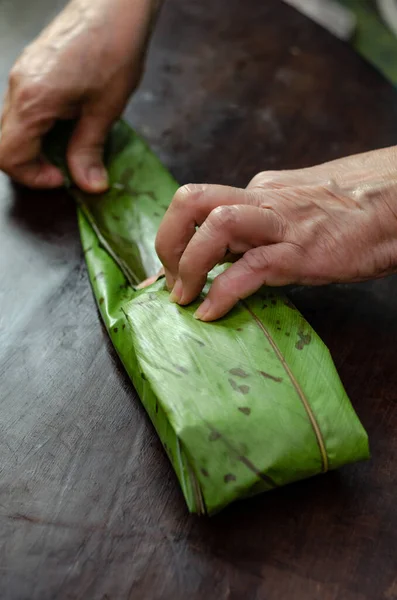 Primer Plano Una Persona Cortando Pedazo Cebolla Verde Fresca — Foto de Stock