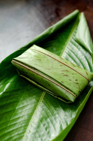 Green Leaves Wooden Background — Stock Photo, Image