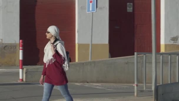 Şehrin Arka Planında Beyaz Tesettürlü Müslüman Çekici Bir Kadın — Stok video
