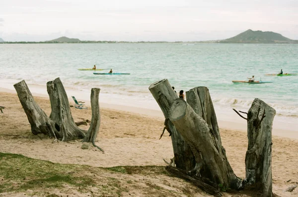 海滩上的木制码头 — 图库照片
