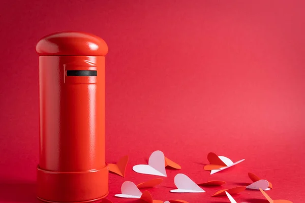 Rotes Herzförmiges Papier Mit Einer Geschenkschachtel Auf Rosa Hintergrund — Stockfoto