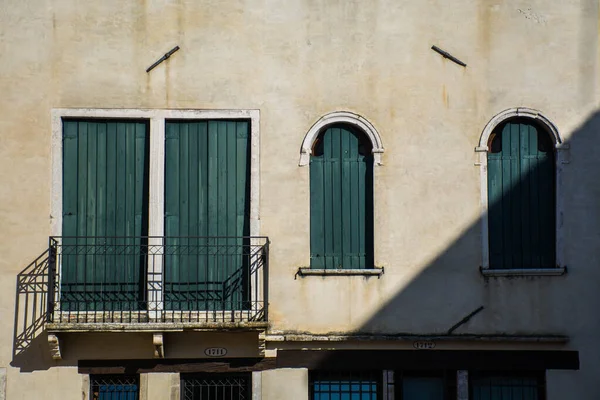 窓やシャッター付きの窓 — ストック写真