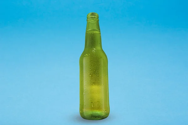 Bierflasche Auf Blauem Hintergrund — Stockfoto